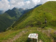 23 Il sentiero 304 scende alla Piane di Lizzola in Val Bondione